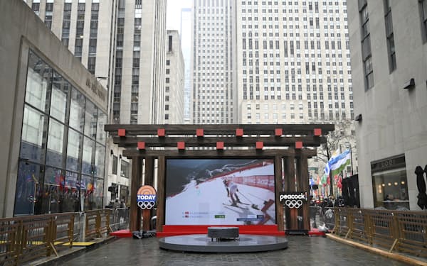 米ニューヨークのＮＢＣスタジオの前には、北京五輪の様子を映す大型スクリーンが設置された＝ＡＰ