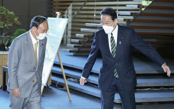 　首相官邸を訪れた菅前首相を出迎える岸田首相（2021年11月11日）＝共同