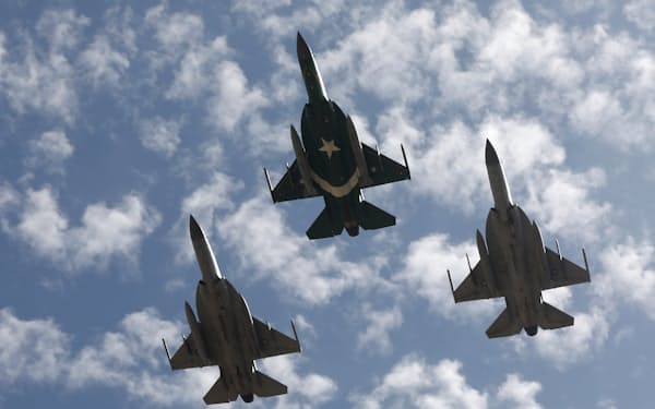 パキスタン空軍が導入済みの旧型JF17（2020年、同国南部カラチでの航空ショー）＝ロイター