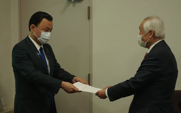 島根県の丸山知事に要望書を手渡した中海・宍道湖・大山ブロック経済協議会の木口重樹会長㊨