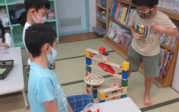 東京都は学童クラブの開所時間の延長などに取り組む自治体を支援する（写真は練馬区の学童クラブの様子）