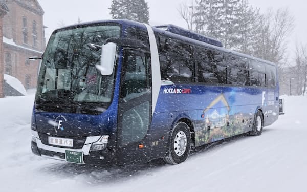 ツアーは北海道バスが導入した北海道ボールパークFビレッジをデザインした観光バスで移動する