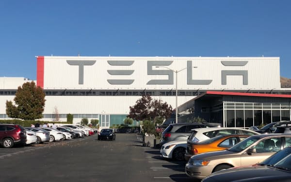 電気自動車（ＥＶ）を組み立てるテスラのフリーモント工場（カリフォルニア州）