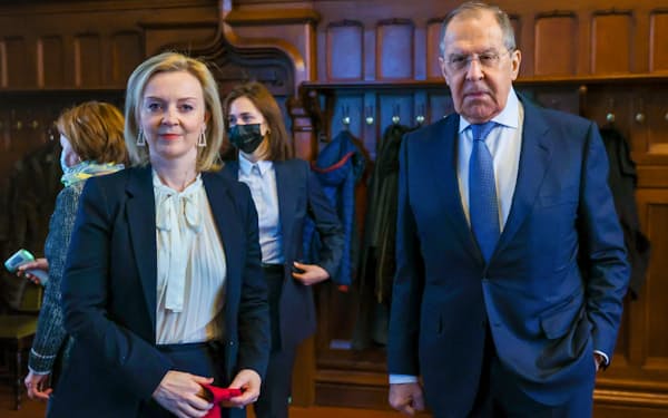 ロシアのラブロフ外相㊨は英国のトラス外相とモスクワで会談した＝ＡＰ