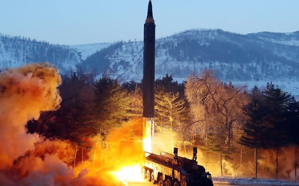 1月30日に北朝鮮が発射した中長距離弾道ミサイル「火星１２」＝朝鮮通信