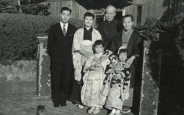 妻は4代続く女系家族で育った(前列左が初子)