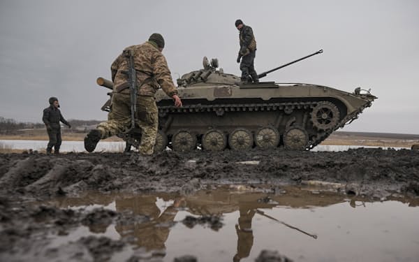2月10日、ウクライナ東部で親ロシア派武装勢力と対峙するウクライナ軍＝AP