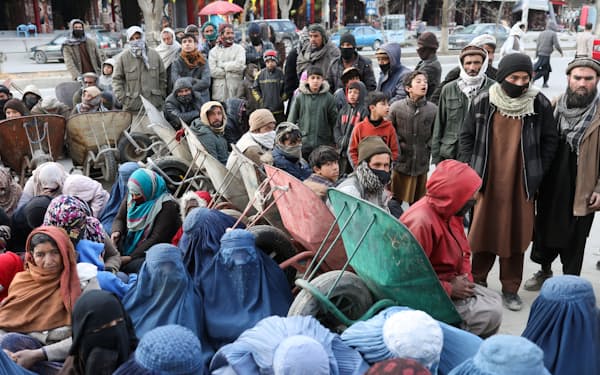 タリバンが支配するアフガニスタンでは経済状況が悪化している=ロイター