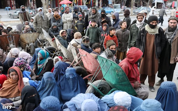 タリバンが支配するアフガニスタンでは経済状況が悪化している=ロイター