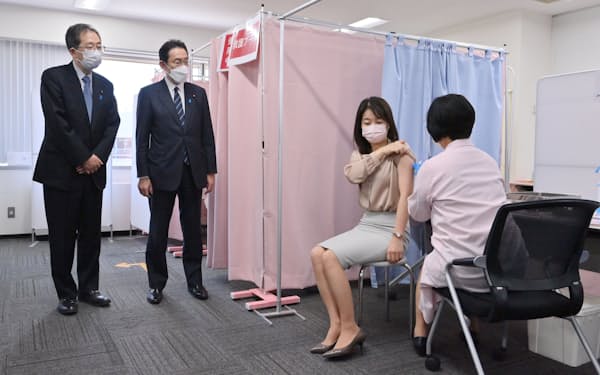 航空業界が行っている新型コロナウイルスワクチンの職場接種を視察する岸田文雄首相（左から２人目）＝12日午前、羽田空港