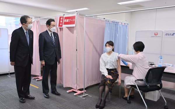 航空業界の職場接種を視察する岸田文雄首相（左から２人目）と斉藤鉄夫国交相（左）＝12日午前、羽田空港（代表撮影）
