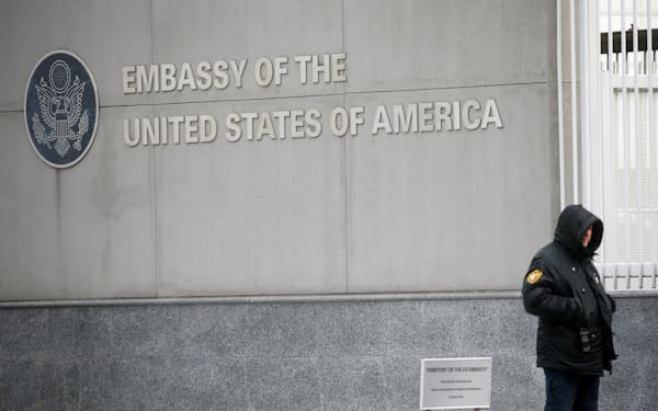米国は在ウクライナ大使館の米国人職員にも退避を命じた（12日、キエフ）＝ロイター