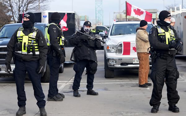 １２日、米国国境の「アンバサダー橋」でデモ隊の排除に備えるカナダの警察当局＝ＡＰ