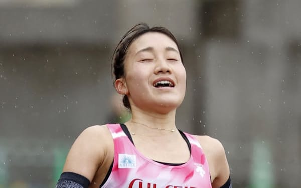 全日本実業団ハーフマラソン女子で2位でゴールする五島莉乃（13日、維新みらいふスタジアム）＝共同
