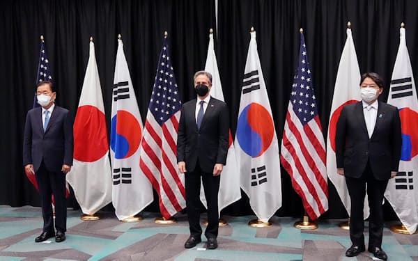 外相会談に臨む（写真右から）林外相、ブリンケン米国務長官、韓国の鄭義溶外相（12日、米ハワイ）＝外務省提供