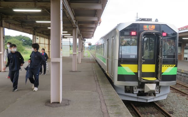 北海道新幹線の札幌延伸では 、並行在来線、函館線の廃止が議論されている。廃線しバス転換が決まった長万部駅―余市駅間にある黒松内（くろまつない）駅で