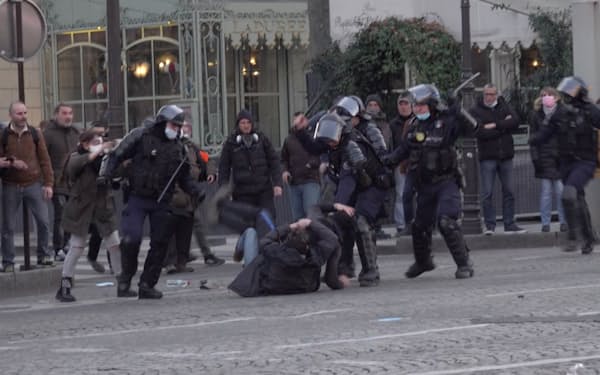 フランスの警察はデモ参加者の取り締まりを始めた（パリ）＝ロイター