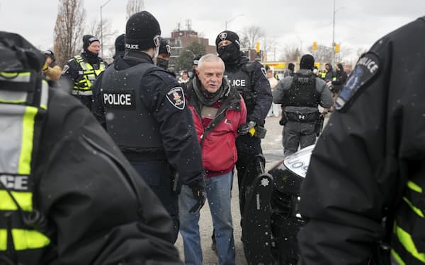 カナダの警察当局は13日、デモ参加者を逮捕した（オンタリオ州ウィンザー）＝AP