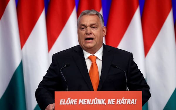 オルバン首相は演説で雇用や輸出拡大の実績を強調した（12日、ブダペスト）=ロイター