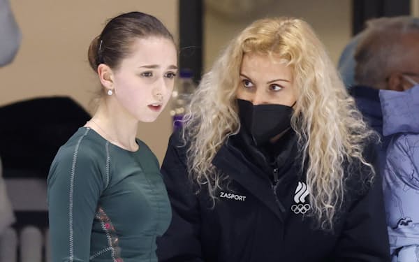 　北京冬季五輪フィギュアスケート女子の公式練習で、エテリ・トゥトベリゼ・コーチ（右）と話すROCのカミラ・ワリエワ＝13日、北京（共同）