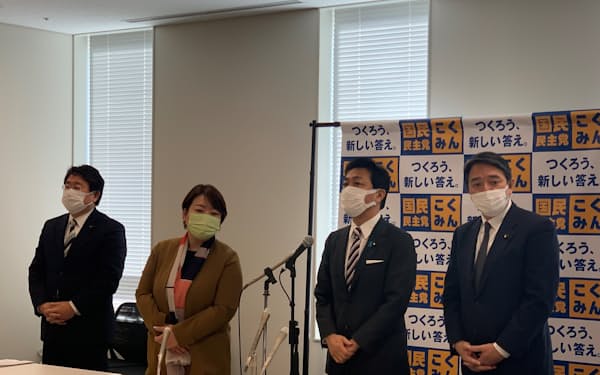 国民民主党の玉木雄一郎代表(右から2番目)と都民ファーストの会の荒木千陽代表(左から2番目)