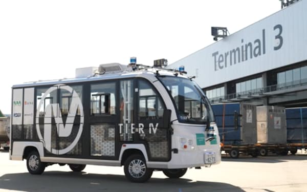 成田空港内での自動運転バスの実証実験に使われる車両