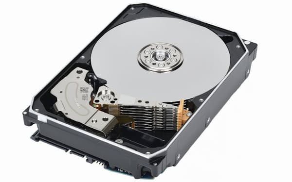 東芝は次世代の磁気記録技術を用いた30テラバイト（TB）超の大容量ハードディスクドライブ（HDD）を視野に入れた。写真は従来技術で18TBまで拡大したHDD＝東芝提供