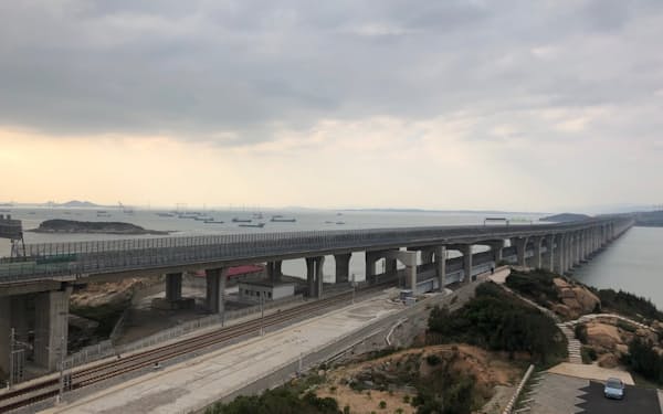 中国政府はこの橋を延伸し、大陸と台湾を物理的に結ぶ計画だ（21年12月、中国福建省・平潭島）