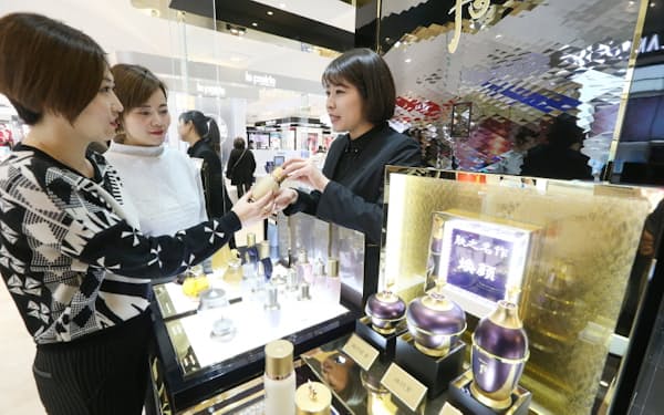 韓国化粧品２社の中国戦略が再考を迫られている（上海市の百貨店内にあるＬＧ生活健康のショップ）