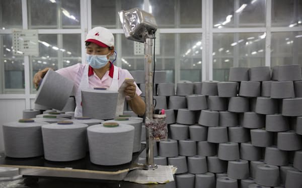 日系企業が人権に対する意識を高めている（中国の新疆ウイグル自治区にある綿糸工場）＝AP