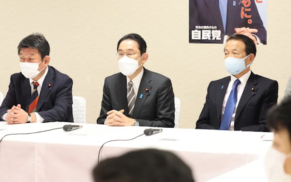自民党役員会に臨む（左から）茂木幹事長、岸田首相、麻生副総裁＝14日、党本部