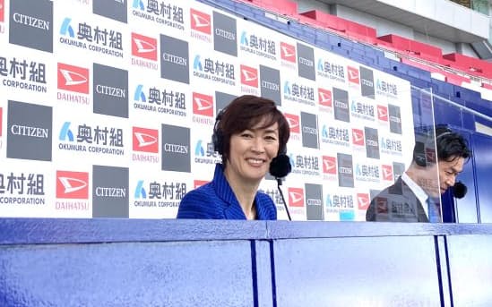 競技場のスタンドに設けられた大阪国際女子マラソンの実況ブースの様子。