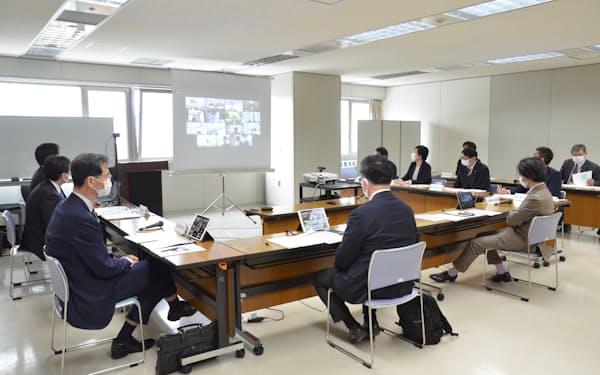 北海道はATに対応したガイド制度を新設する（15日、札幌市内で開いた観光審議会）