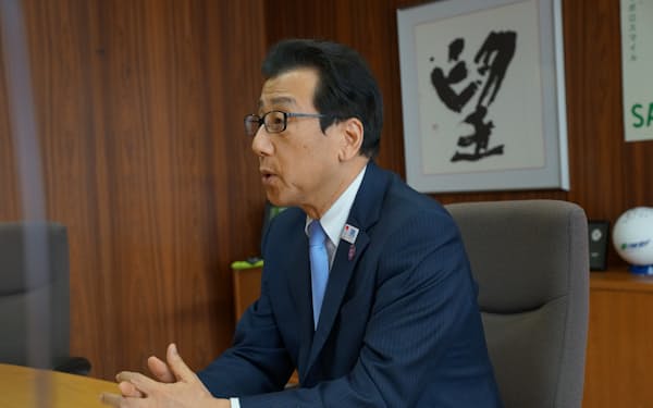インタビューに答える札幌市の秋元市長
