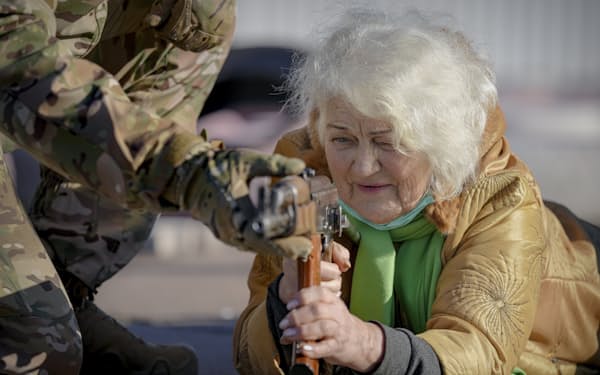 ウクライナ東部で市民向けの戦闘訓練を受ける女性（13日）=AP
