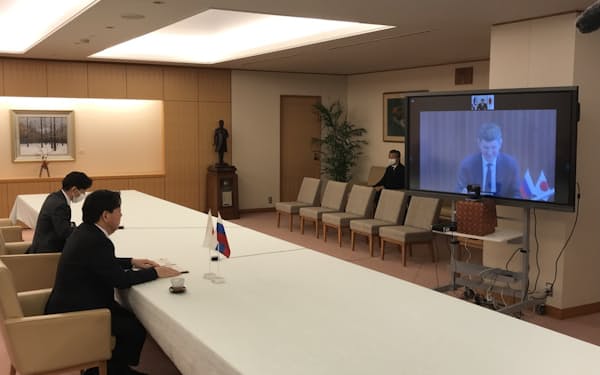 ロシアのレシェトニコフ経済発展相とオンラインで協議する林外相（15日、都内の外務省）