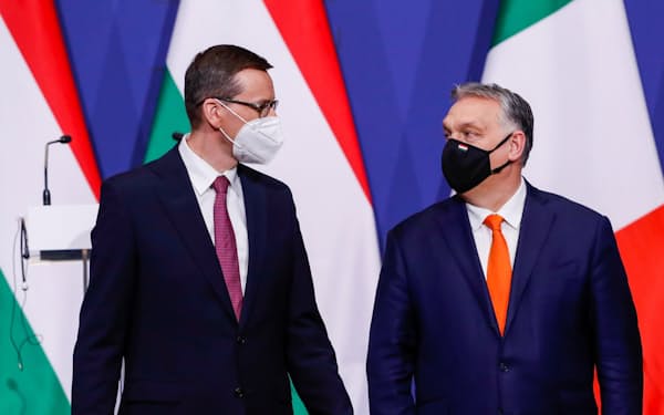 ハンガリーとポーランドはEUとの対立を深めている（ポーランドのモラウィエツキ首相㊧とハンガリーのオルバン首相）=ロイター