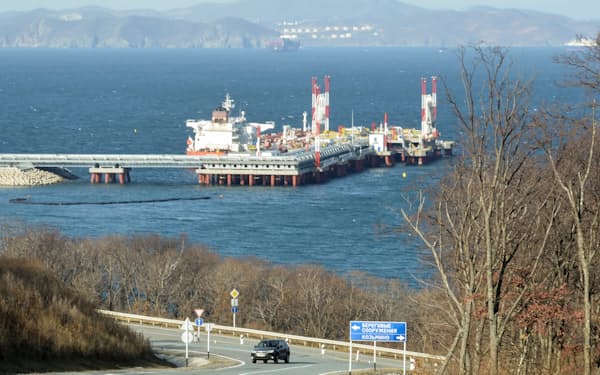 ロシア産原油を輸出する極東のコズミノ港＝ロイター