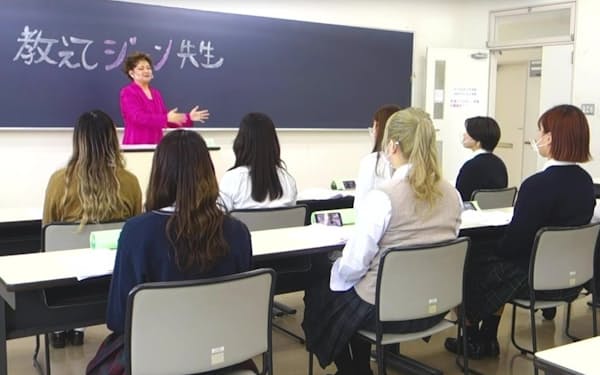 山野愛子ジェーン学長が必修科目「美道論」の講義を担当する