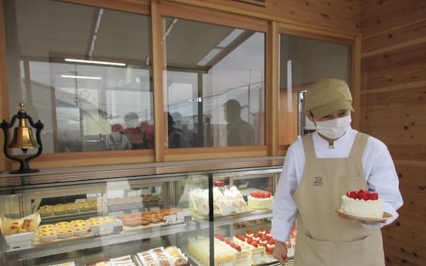 イチゴ農園内にオープンした洋菓子店はリピーターも増えている
