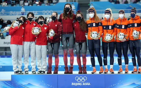 団体追い抜き女子決勝の表彰式で一緒に記念撮影に納まる（左から）日本、カナダ、オランダの選手たち＝ロイター