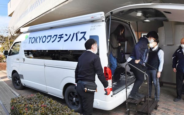 ３回目のワクチン接種のため、医療従事者らを乗せ高齢者施設に到着した「ワクチンバス」（16日、東京都清瀬市）