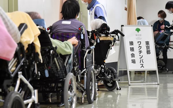 ３回目のワクチン接種を待つ特別養護老人ホームの入所者（16日、東京都清瀬市）