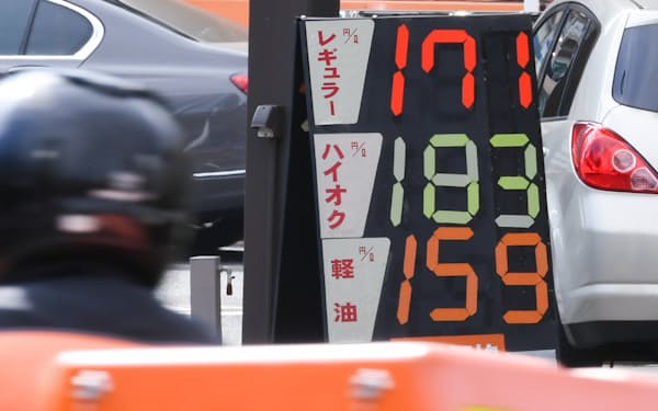 レギュラーガソリンを1リットル＝170円台で販売するガソリンスタンド（16日、東京都内）