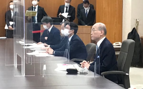 石川県の谷本正憲知事（右）は「重点措置の延長が必要と判断せざるをえない」と話した