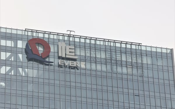 中国恒大集団のロゴを撤去する作業が進む深圳のビル（1月10日、広東省深圳市）
