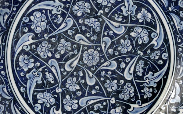 祝祭の布 6 ウィ スーチュン 蝶花束文様腰衣 日本経済新聞 祝祭の布 6 ウィ スーチュン 蝶花束文様腰衣 日本経済新聞