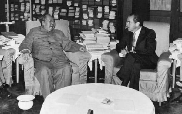 中国共産党の毛沢東主席（左）と話すニクソン米大統領（1972年2月21日、北京）＝ゲッティ共同