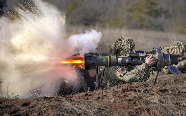 15日、ウクライナ東部ドネツクの軍事演習で、対戦車ミサイルを撃つウクライナ兵＝AP