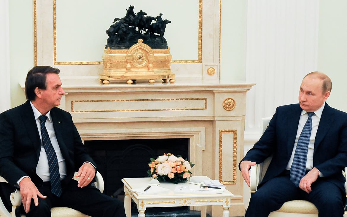 ロシアのプーチン大統領㊨はブラジルのボルソナロ大統領と16日にモスクワで会談した=AP